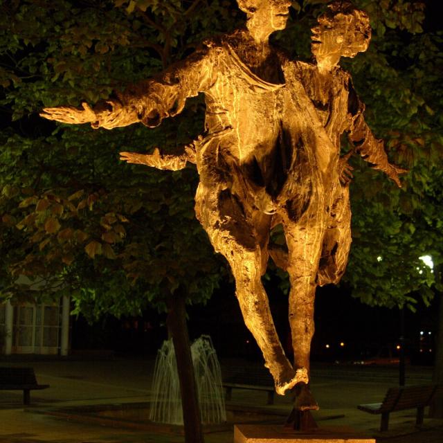 Grand Couple Heureux Roseline Granet Douai Art Sculpture Douaisis Nord France (c)adlanglet