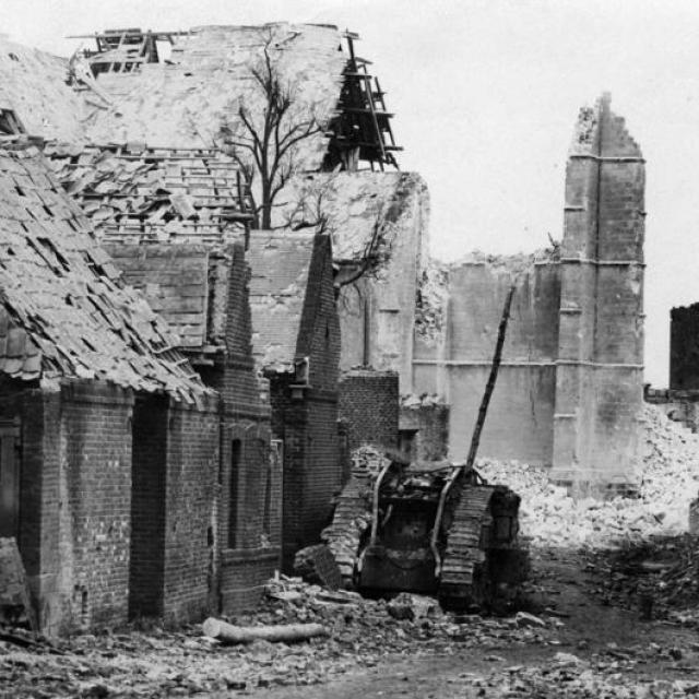 Zerstörter englischer Tank in den Ruinen von Fontaine-Notre-Dame, 4 km westl. Cambrai (Nordfrankreich), Nov. 1917