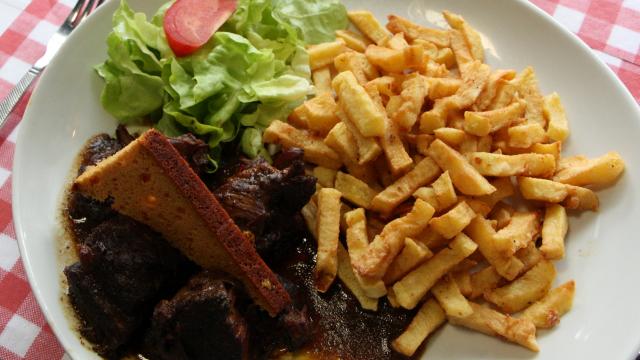 Carbonnade flamande- french fries - gastronomy - Restaurant Chez Arthur - Northern France (c)Sublimeurs