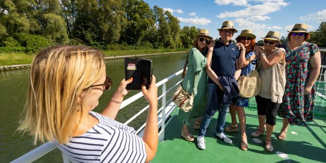 Croisieres-du-Douaisis-groupes-Scarpe-bateau-peniche-batelerie-Douai-Douaisis-cADLanglet.jpg